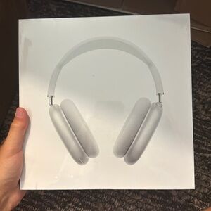 Apple AirPod Max in silver brand new!!